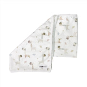 Baby Blanket – Kameelperd with neutral-toned giraffe print on white cotton.
