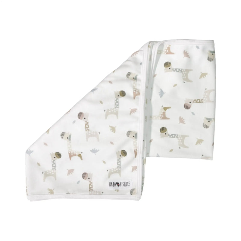Baby Blanket – Kameelperd with neutral-toned giraffe print on white cotton.
