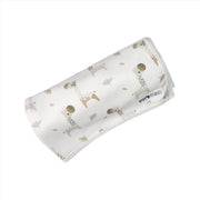 Rolled Baby Blanket – Kameelperd with neutral-toned giraffe print on white cotton.