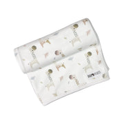 Rolled up Baby Blanket – Kameelperd with neutral-toned giraffe print on white cotton.