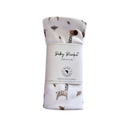 Baby Blanket – Kameelperd with neutral-toned giraffe print on white cotton wrapped in belly band packaging.