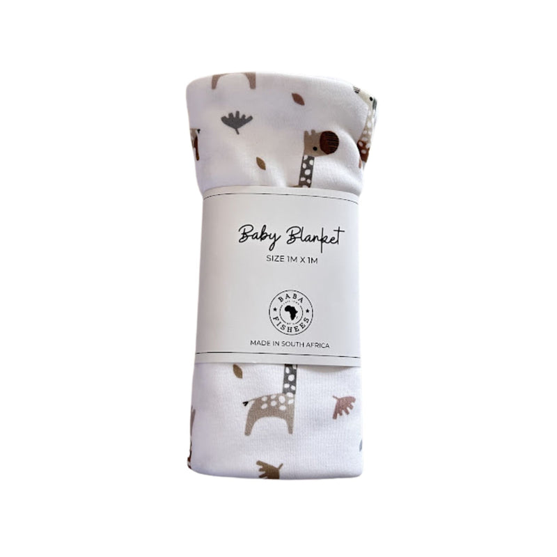 Baby Blanket – Kameelperd with neutral-toned giraffe print on white cotton wrapped in belly band packaging.