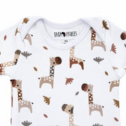 Neckline close-up of Classic Onesie - Long Sleeve - Kameelperd showing the white-bound envelope neck, Baba Fishees label and detailed giraffe print