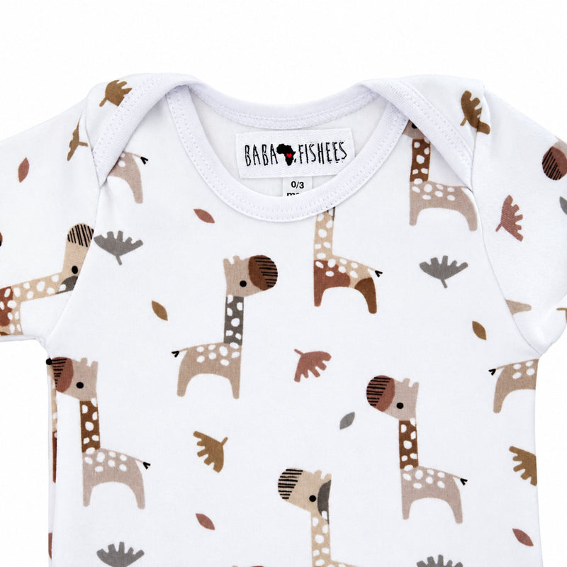 Neckline close-up of Classic Onesie - Long Sleeve - Kameelperd showing the white-bound envelope neck, Baba Fishees label and detailed giraffe print