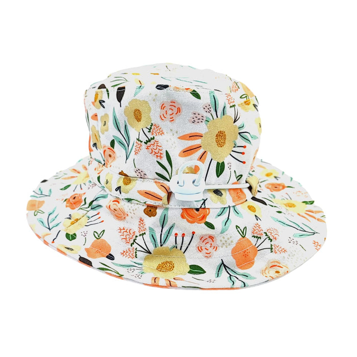 Reversible and adjustable bucket hat in our Oh So Pretty print.
