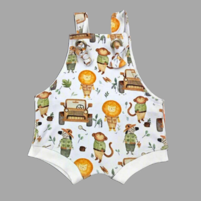 Short knotted dungarees featuring a Jeep Safari print made with 7% lycra.