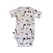 Back view of a white Wrap Onesie - Short Sleeve - Kameelperd showing the short sleeves and repeating giraffe and leaf design